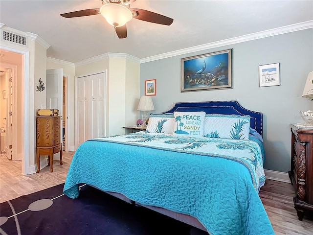 bedroom with crown molding, a closet, ceiling fan, and wood finished floors