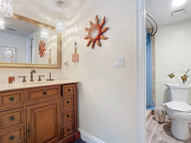 full bath with toilet, vanity, visible vents, and baseboards