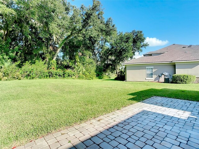 view of yard featuring a patio