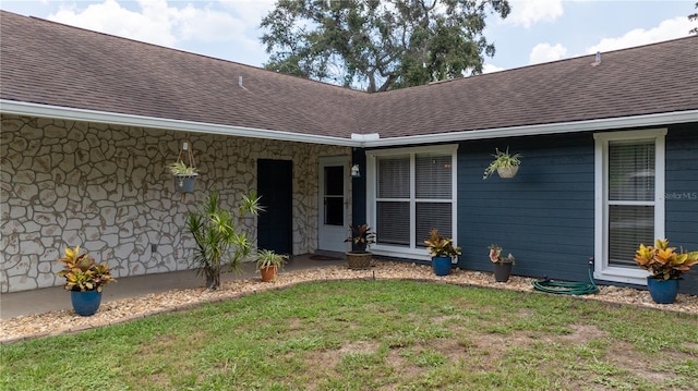 back of house featuring a lawn