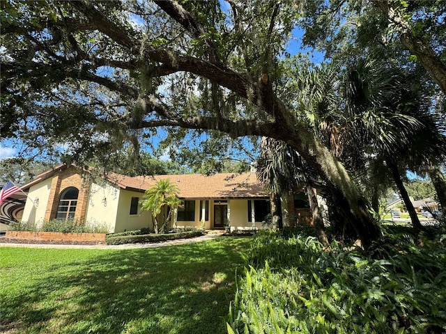 ranch-style house featuring a front lawn