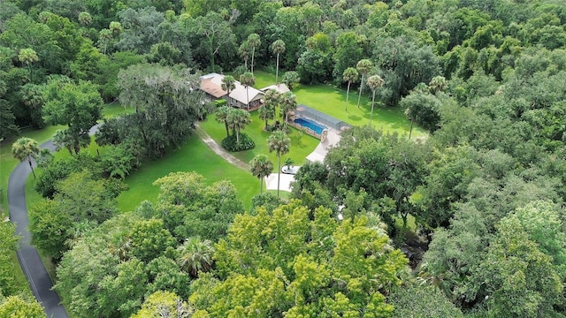 birds eye view of property featuring a forest view