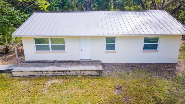 view of front of house featuring a front lawn