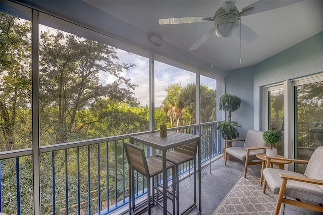 sunroom with ceiling fan