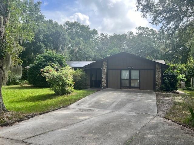 view of front of home featuring a front yard