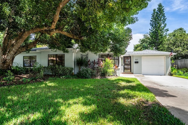 view of front of property featuring a front yard