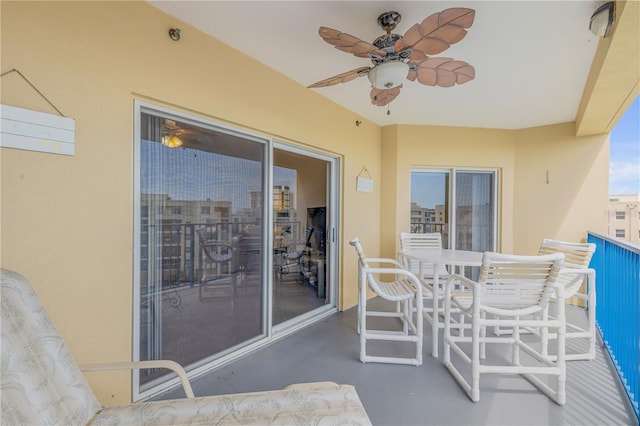 sunroom with ceiling fan