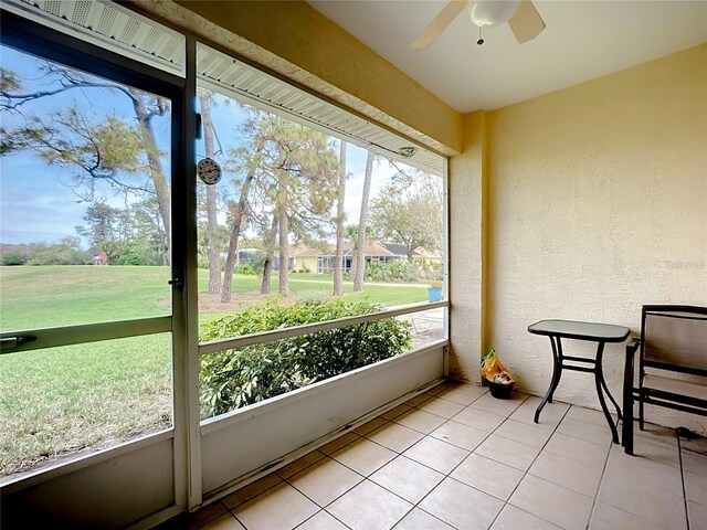 sunroom with ceiling fan