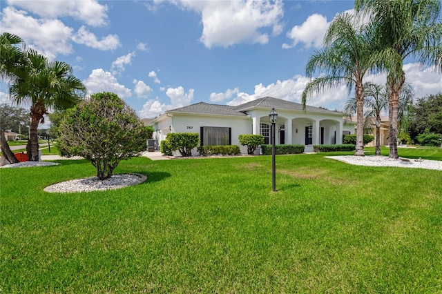 view of front of home featuring a front yard