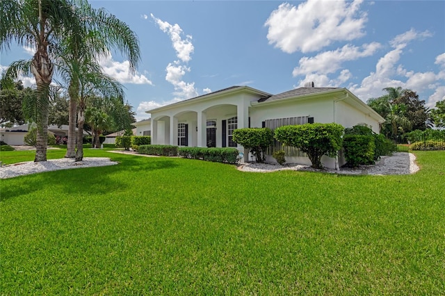 view of front of home featuring a front yard