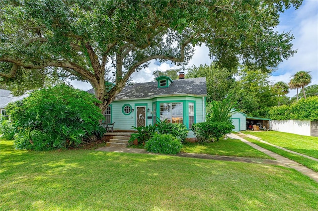 view of front of property featuring an outdoor structure and a front lawn