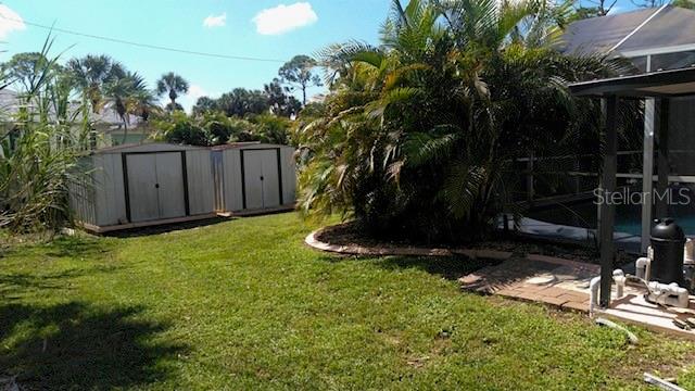 view of yard with a storage shed