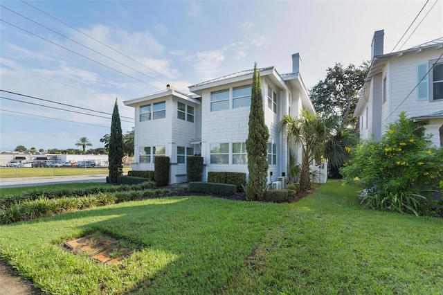 view of front of property featuring a front lawn