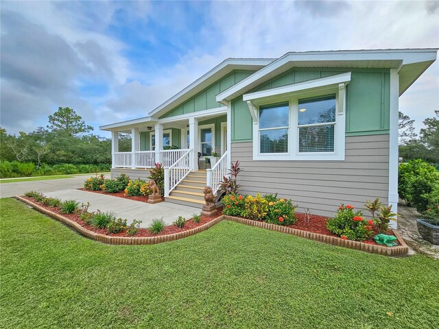 view of front of home featuring a front lawn and covered porch