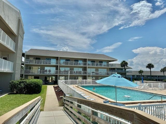 view of swimming pool