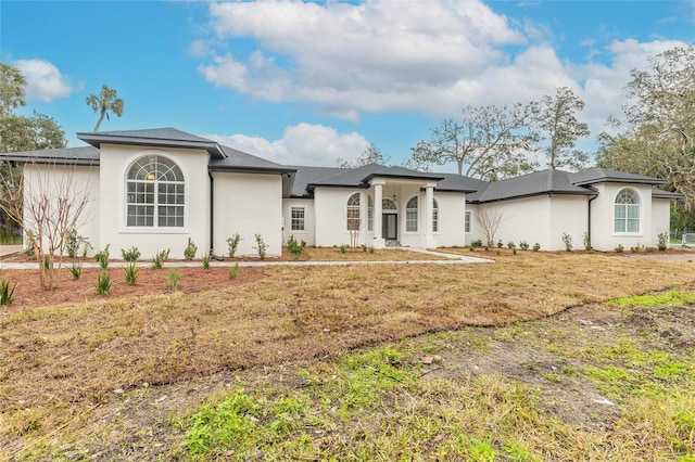 view of front facade featuring a front yard