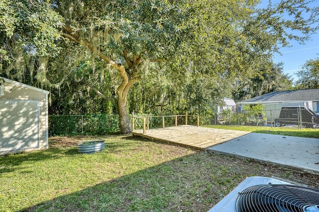 view of yard featuring a patio area