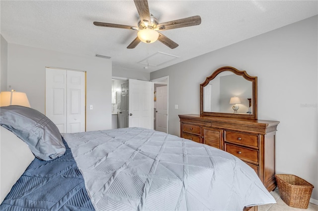 bedroom with ceiling fan, a textured ceiling, and a closet