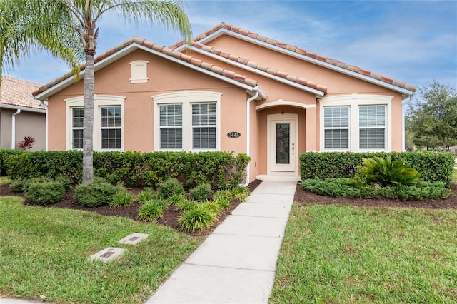 view of front of property featuring a front yard