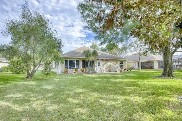 single story home with a front lawn