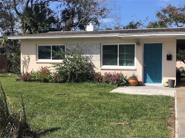 single story home featuring a front yard