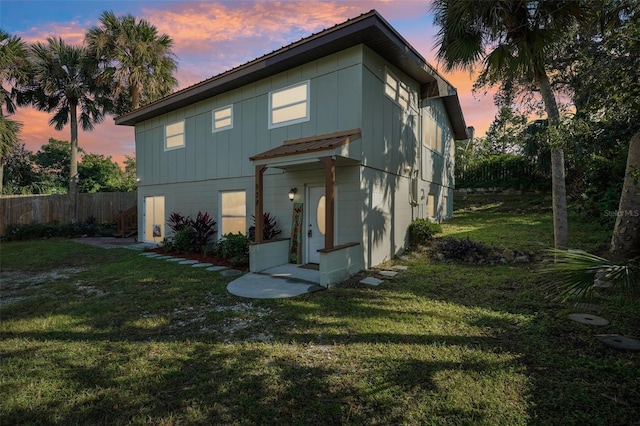 view of front of house featuring a lawn