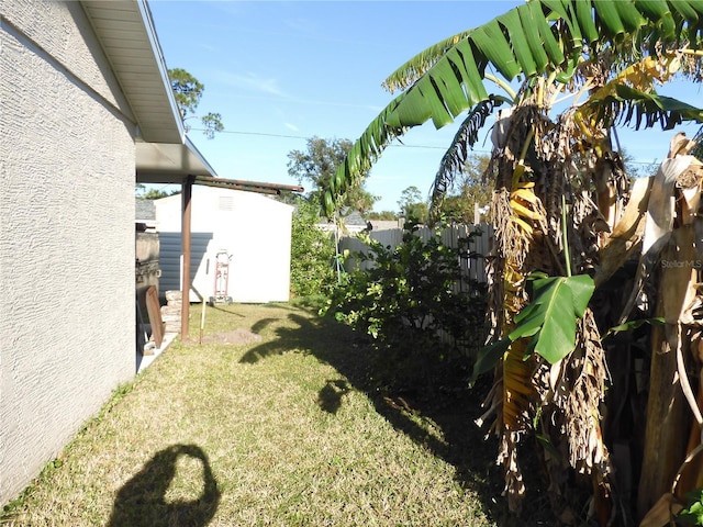 view of yard featuring a storage shed