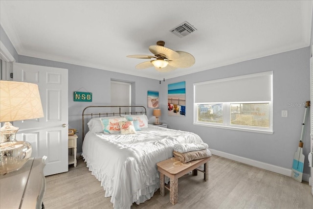 bedroom featuring light hardwood / wood-style floors, ornamental molding, and ceiling fan