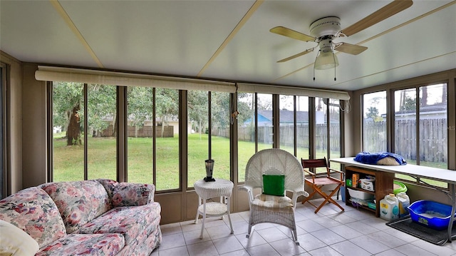 sunroom with ceiling fan