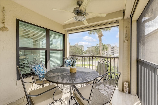 sunroom with ceiling fan