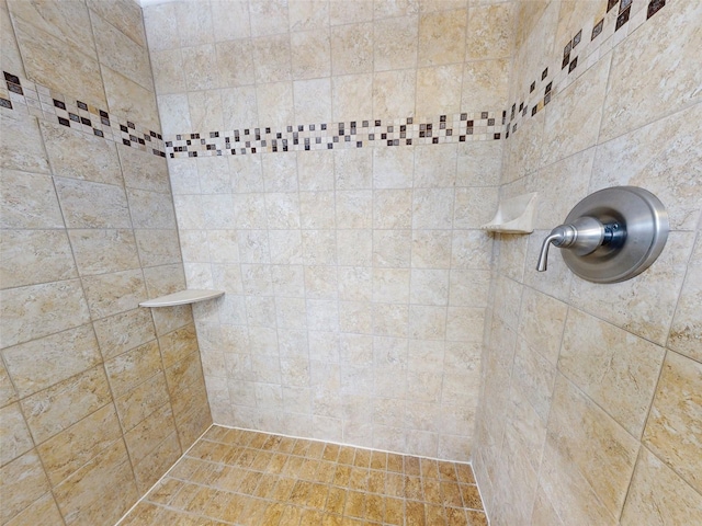 bathroom featuring a tile shower