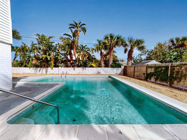 view of swimming pool