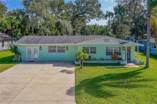 ranch-style house featuring a front yard