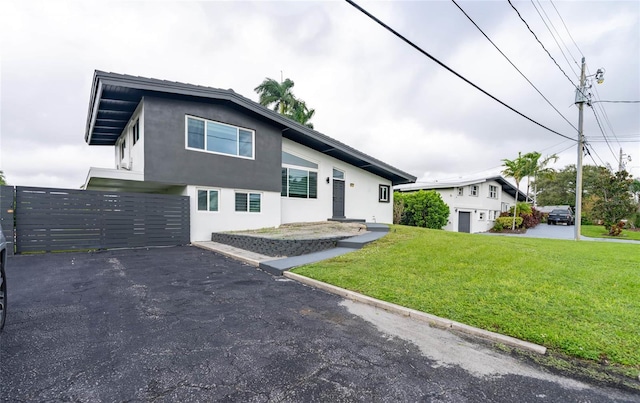 view of front of home featuring a front yard