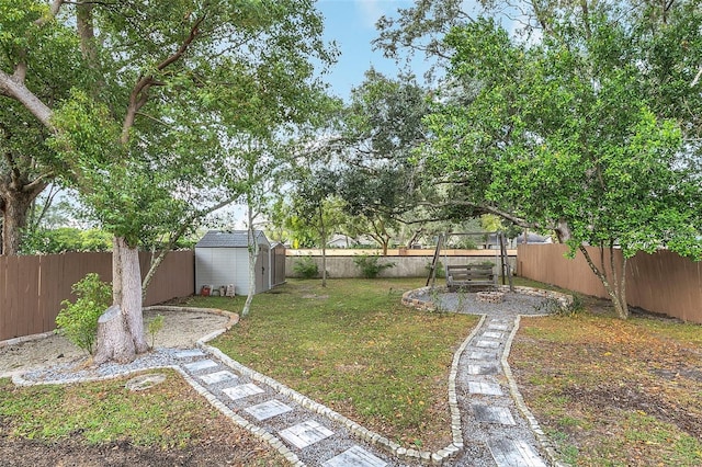 view of yard featuring a shed