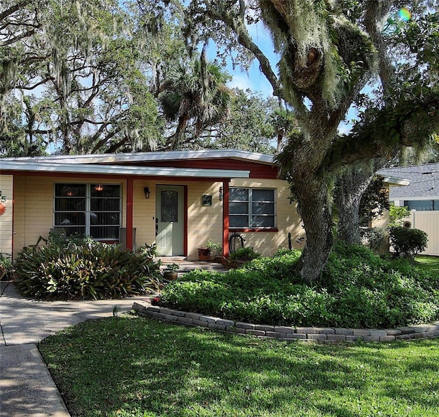 single story home with a front lawn