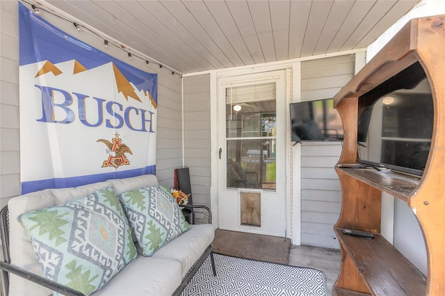 property entrance with an outdoor hangout area