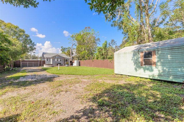 view of yard featuring an outbuilding