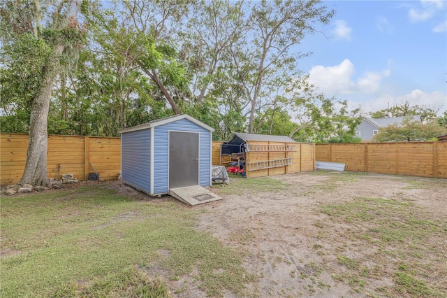 view of yard with a storage shed