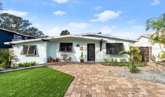 view of front facade featuring a front yard