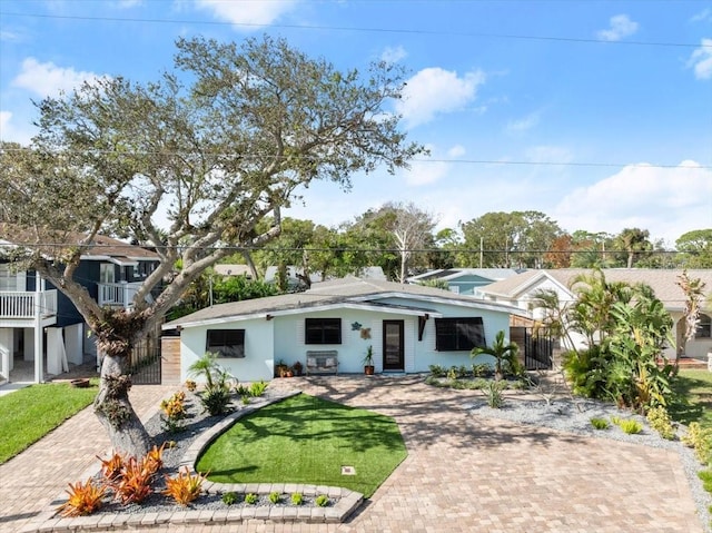 ranch-style house featuring a front lawn