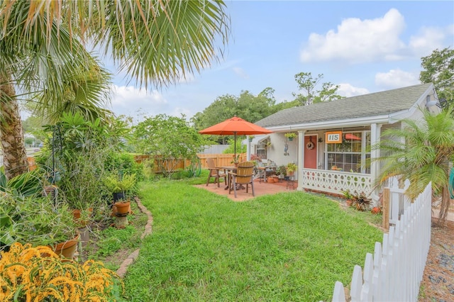 view of yard featuring a patio