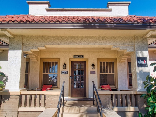 entrance to property featuring a porch