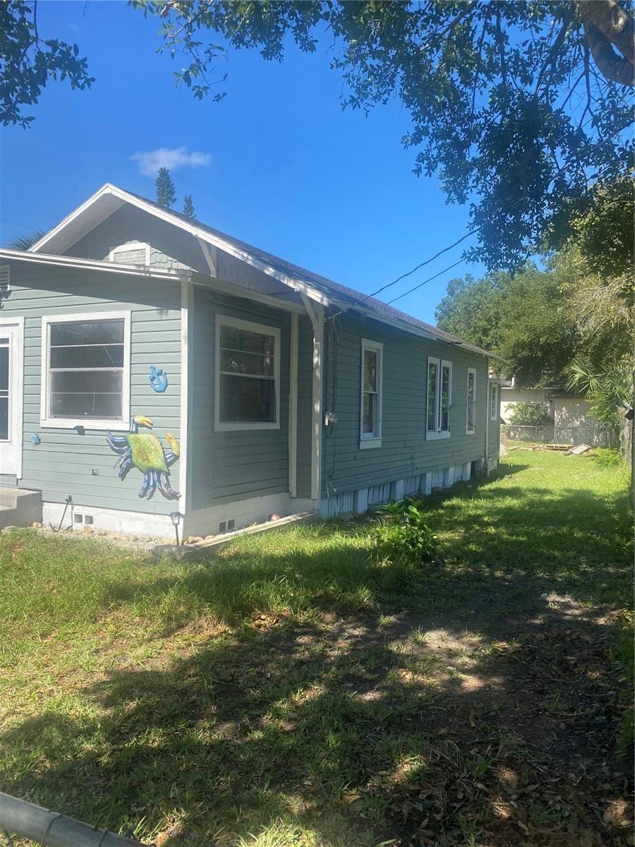 view of front of home featuring a front yard