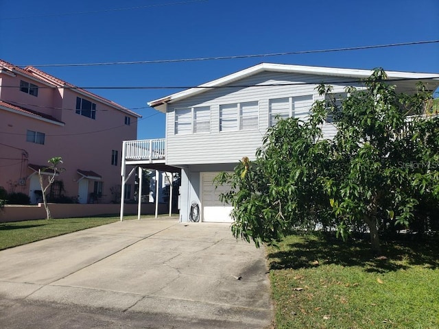 view of front of home featuring a garage and a front yard