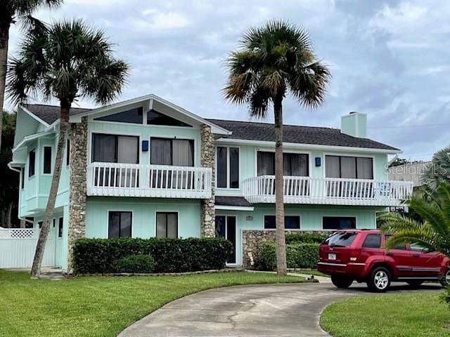 view of front of home with a front lawn