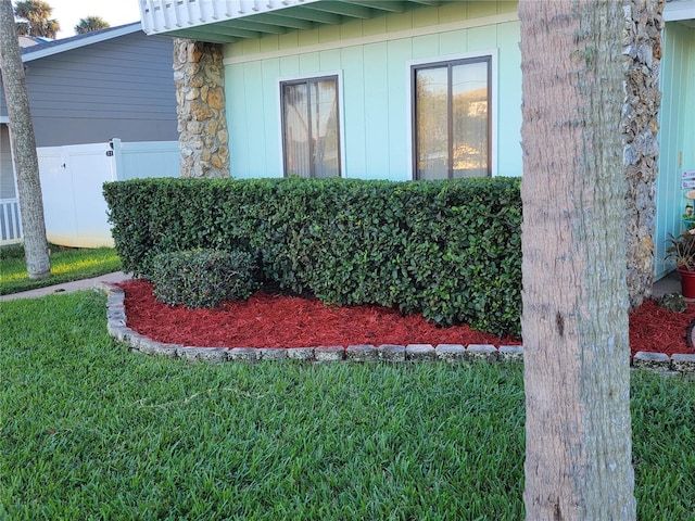 view of side of property featuring a lawn