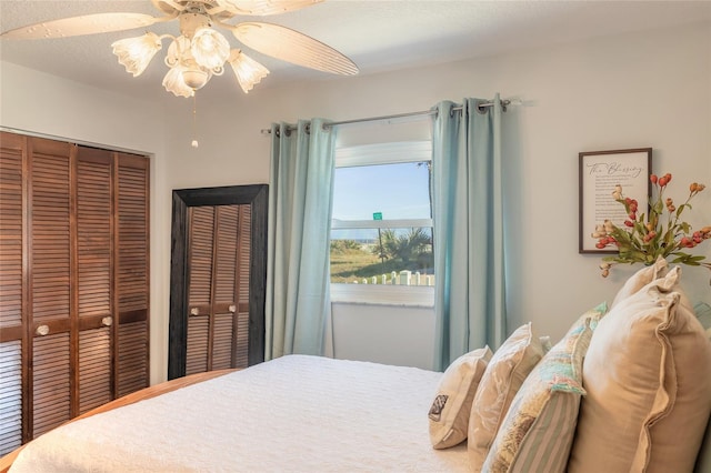 bedroom featuring a textured ceiling and ceiling fan