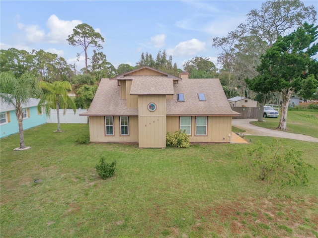 view of front of property featuring a front lawn