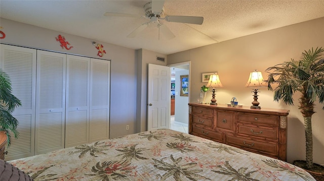 bedroom featuring ceiling fan, a closet, and a textured ceiling